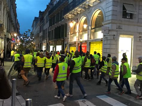 Den dramatiska Yellow Vest Proteströrelsen mot höjda bränslekostnader i Frankrike